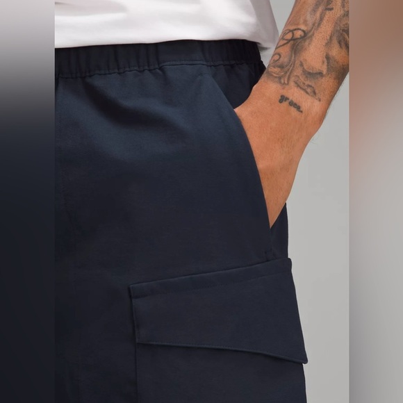 Lululemon VersaTwill Cargo Pocket Short in True Navy - Picture 3 of 9
